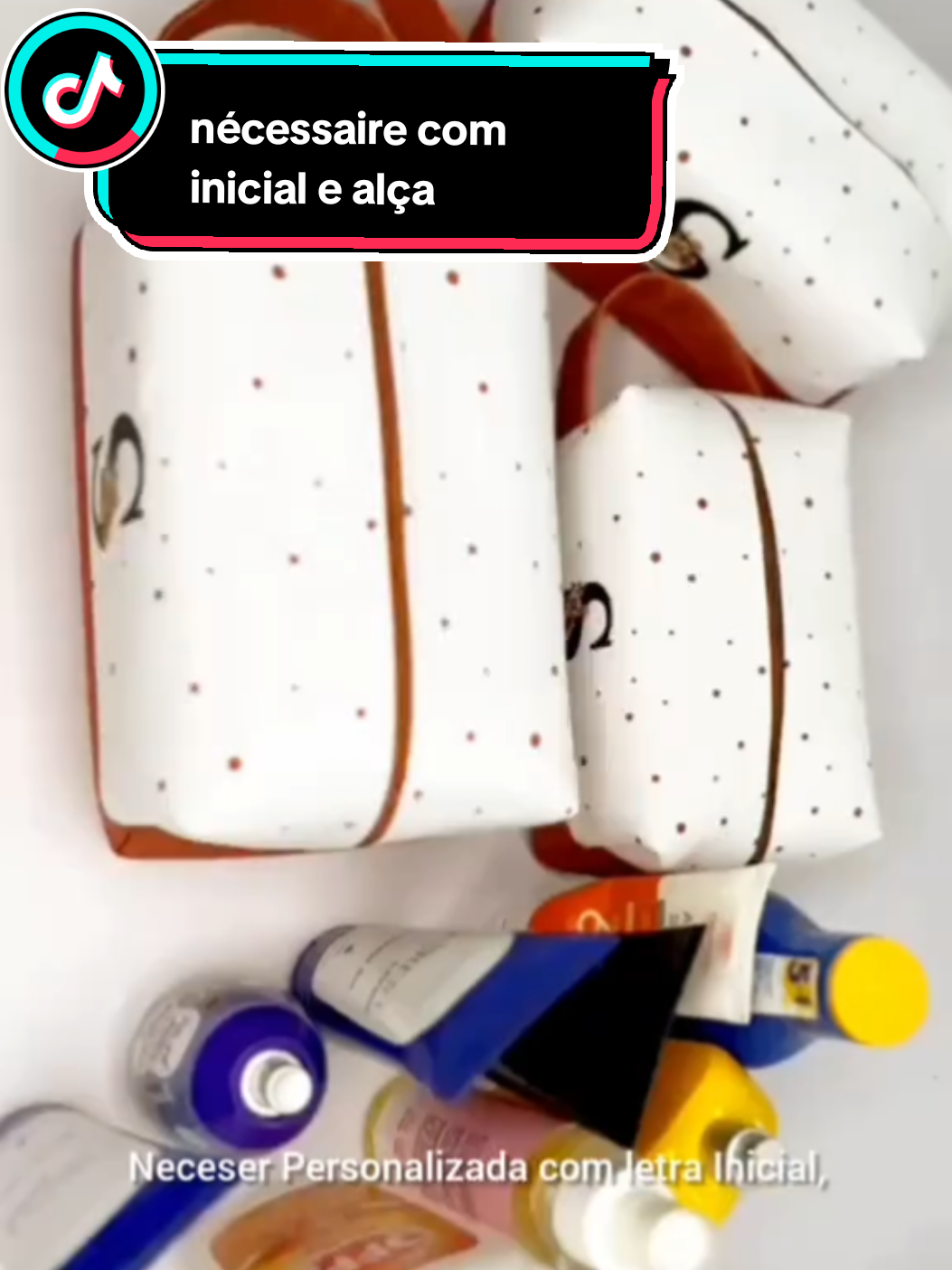 Perfeito — já ajustado. Aqui está a descrição corrigida pronta para usar no TikTok (curta, direta, com aviso sobre o link e CTA destacado): ✨ Necessaire com inicial + alça — organização e estilo para sua maquiagem em viagens! 💄 Compacta, prática e perfeita para levar na bolsa. 👉 Link no primeiro comentário! 🎯 Compre agora e garanta a sua!