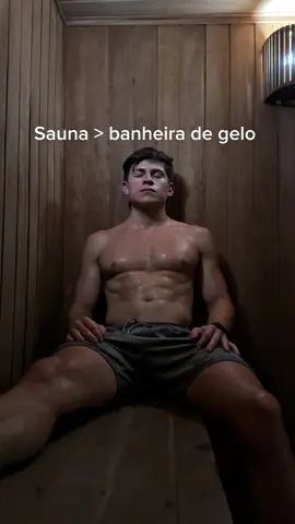 🔥 20min de sauna, 3x por semana. Benefícios: • Melhora a circulação e acelera a recuperação muscular • Ajuda a eliminar toxinas e reduzir inflamações leves • Fortalece o sistema cardiovascular • Melhora o sono e o humor A sauna estimula o fluxo sanguíneo e leva mais oxigênio pros músculos — diferente da banheira de gelo, que reduz a inflamação, mas pode atrasar a regeneração muscular.  #recovery #corrida #triathlon 
