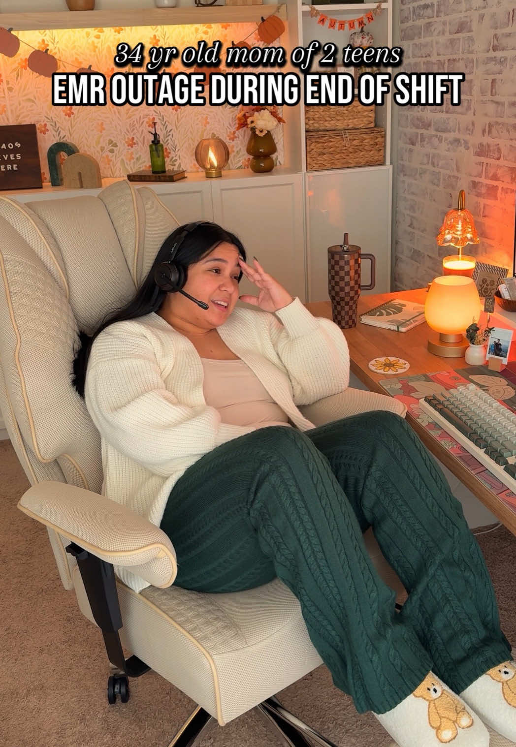 This was the very last call of the day…we waited a solid 6 or 7 minutes total before calling it quits 🥴 Thankfully it wasn’t anything urgent and she was incredibly kind and understanding 😮‍💨 #cozydesksetup #workfromhomemom #cometoworkwithme #wfhlife #wfhsetup 