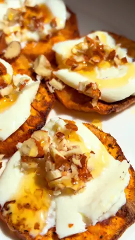 ✨ Snack casero: Batata crujiente en air fryer con mozzarella fresca y miel 🍯 Corta la batata/camote en rodajas, hazle unos cortes al centro y llévala a la air fryer con un toque de sal, pimienta y aceite de oliva (20 min a 180°). 🧀 Al salir, agrega bolitas de mozzarella fresca, almendras picadas y un chorrito de miel. 🌟 Un contraste entre lo dulce, salado y crocante que sorprende en cada bocado. 👉 ¿Te animarías a prepararlo en casa? #RecetasFáciles #AirFryerRecipes #CamoteLovers #Batata #RecetasSaludables     