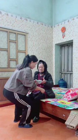Bà có lẽ là người buồn nhất ngày hôm nay thương bà quá mn ạ cả đêm qua bà k ngủ cứ ngồi ngẩn thương ông sáng phải dỗ bà mãi mới chịu ăn mấy miếng mì#giadinh #phunu #phunu #xuhuong #lamdep 