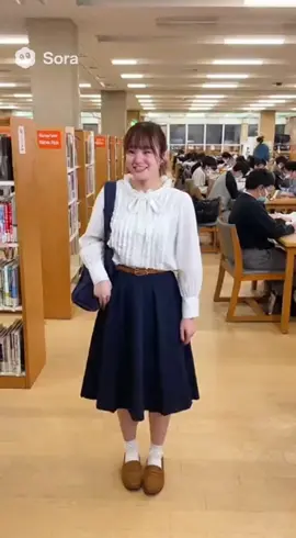 可愛い大学生が図書館でいきなり特技のＹ字バランスを始めました。 周りの人たちはビックリ‼️ #Y字バランス