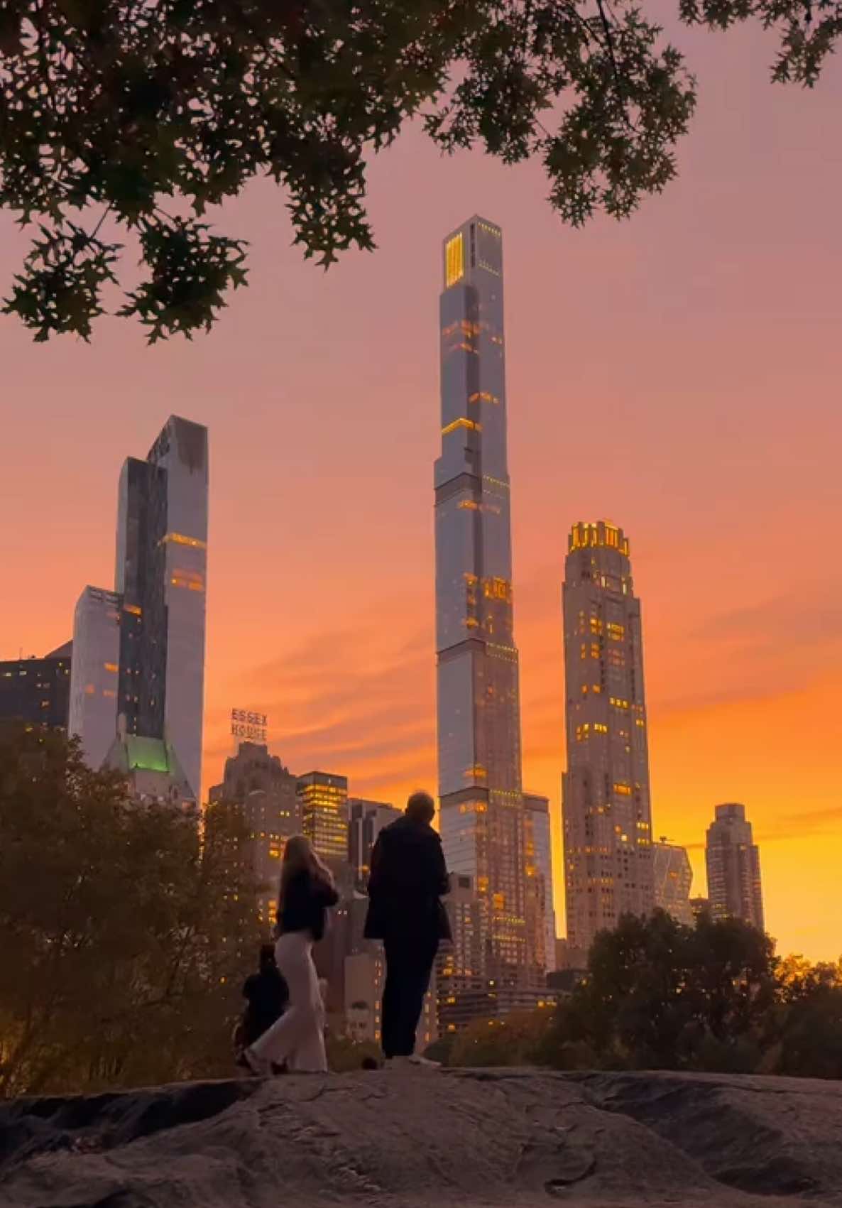 Pov: Es una tardes de otoño en Central Park y Dios te regala este atardecer lleno de magia🍁🌆🗽 . . . #nycfall #centralpark #autumninnewyork #sunset #skyline 