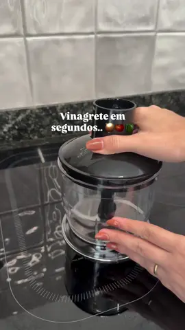 O item que toda dona de casa PRECISA ter! 🤩 Moer uma grande quantidade de alho nunca foi tão fácil e rápido! Diga adeus ao trabalho manual e olá para o seu novo ajudante na cozinha! 🧄✨#DicasParaCasa #CozinhaPrática #TruquesDeCulinária #MoedorDeAlho  #ProcessadorDeAlimentos