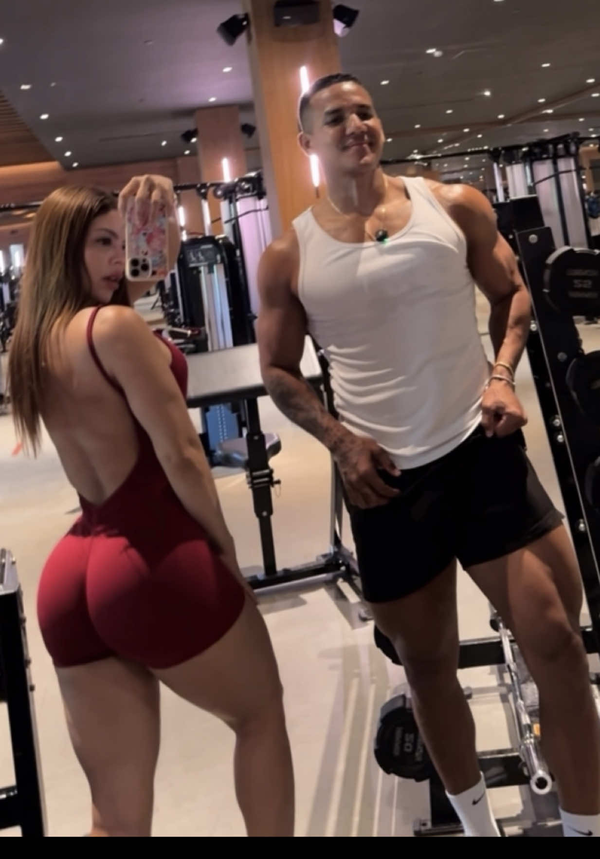 En el gym no solo se entrena el cuerpo… también se doma al monstruo interior. Porque la verdadera fuerza no está en controlarlo siempre, sino en saber cuándo dejarlo salir. 🧟‍♀️🔥 #ModoBestia #GymMotivation #EntrenaTuMenteYCuerpo #Disciplina #FuerzaInterior       