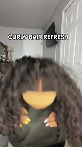 Oh how I love have naturally curly hair 🤭 #curlyhairroutine #curlyhairrefresh #fyp #hairstyle #alopecia 
