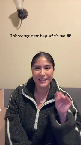 Unbox my new @Michael Kors Hamilton bag with me 🥰.. thank you @Mel🎀 for this beautiful bag 🙏🏼😍 #unboxing #unboxingvideo #michaelkors #bag #handbag 