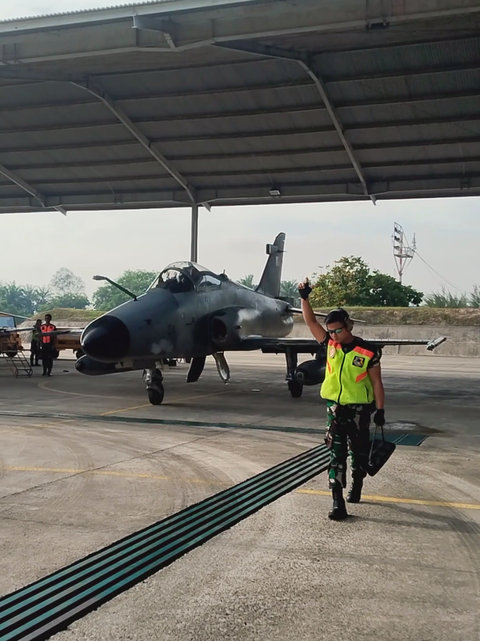 Para Marseling pesawat tempur bertugas memandu pilot saat pesawat bergerak di area darat (apron, taxiway, atau shelter). Dengan isyarat tangan atau lampu serta memberi aba-aba.  #macanhitam #pekanbaru #lanudroesminnurjadinpekanbaru #fyp 