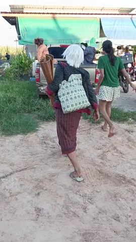 ยายรีบขึ้นรถตลกฮามาก #ตลกขำๆ #funny #comedy #hahaha #ยายเห็ดหอม 