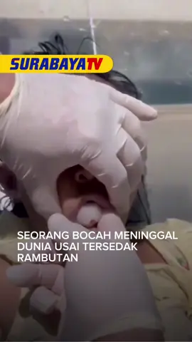 Sebuah insiden tragis terjadi di Pahang, Malaysia, ketika seorang gadis kecil berusia 9 tahun bernama Nur Iman Fitriah Muhamad Nizam meninggal dunia setelah tersedak biji rambutan. Kejadian ini menjadi peringatan keras bagi orang tua untuk selalu mengawasi anak-anak saat makan. Menurut laporan, Nur Iman Fitriah sedang menikmati buah rambutan di rumah ketika secara tidak sengaja menelan biji rambutan yang tersangkut di tenggorokannya. Meskipun keluarga segera melarikan dia ke rumah sakit, nyawanya tidak dapat diselamatkan. #viral #beritaviral #beritaterkini #surabayatv 