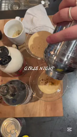 Girls night = beaucoup de red wine. #girlnight #quebectiktok #unistudent #vlogqc #microinfluencertiktok 