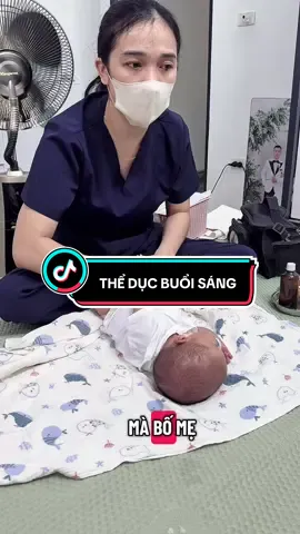 Bên cạnh việc massage giúp các con thư gian thì vận động nhẹ nhàng cũng là một cách giúp các bé thoải mái bố mẹ nhớ tập cho con ở nhà nhé #cohuetambe #chamsocmebe #chămcon #nuoicondungcach #chamsocmevabe 