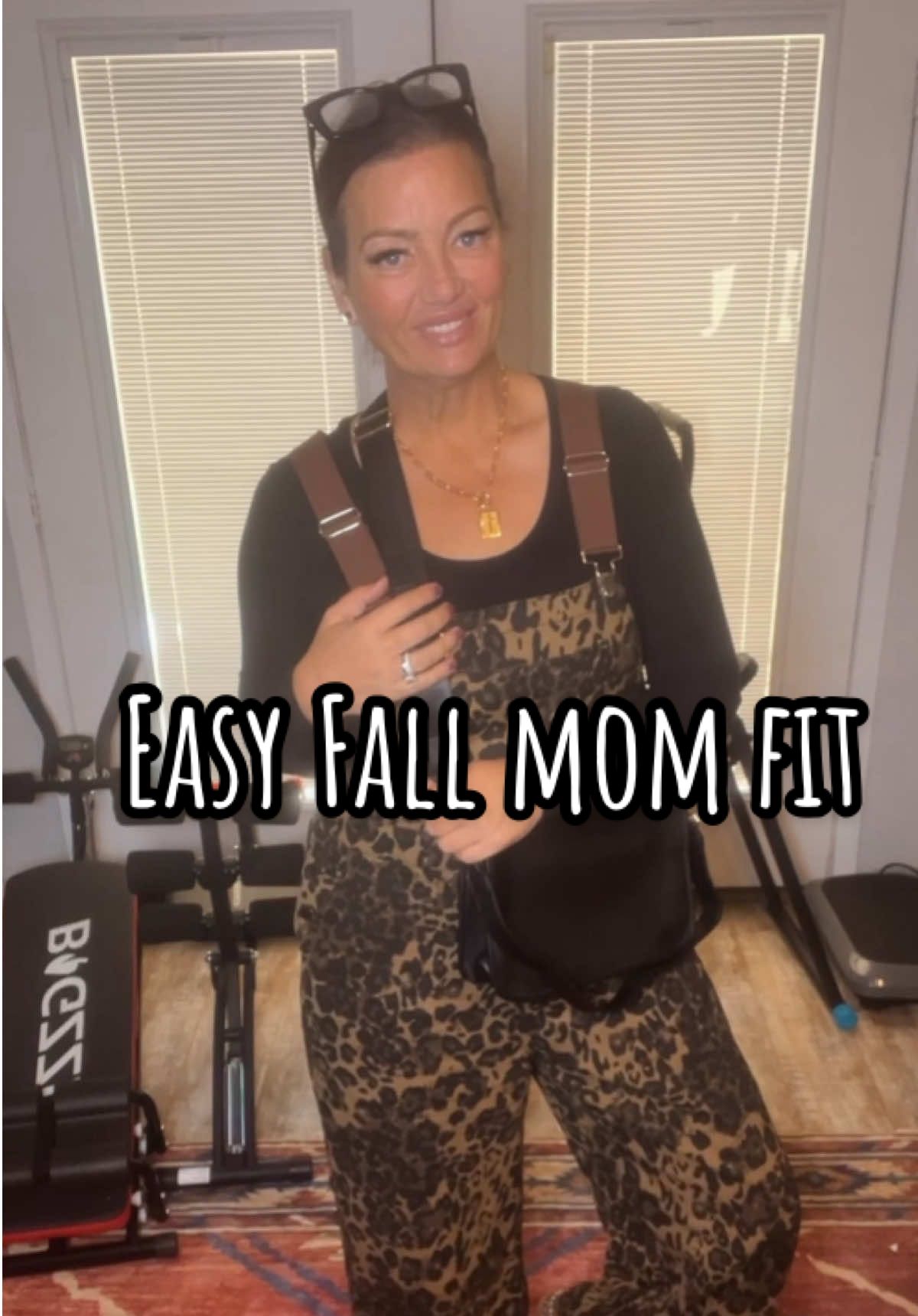 These overalls a stinking cute and comfy! 😍 #fallfashion #womensfashion #momstyleoutfits #comfyclothes #overallsoutfits 