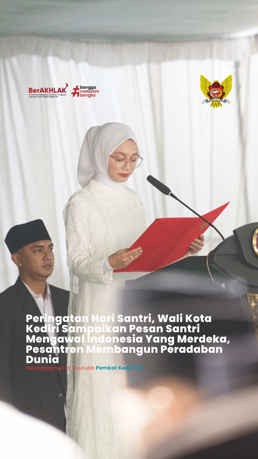 Satu Dekade Peringatan Hari Santri, Wali Kota Kediri Vinanda Prameswati Sampaikan Pesan Santri Mengawal Indonesia Yang Merdeka, Pesantren Membangun Peradaban Dunia  22 Oktober Diperingati Sebagai Hari Santri, Pada Tahun Ini Peringatan Hari Santri Mengambil Tema “Mengawal Indonesia Merdeka Menuju Peradaban Dunia” Kegiatan Hari Santri Juga Turut Diperingati Oleh Pemerintah Kota Kediri Dengan Menggelar Upacara Bertempat Di Pondok Pesantren Al-Amien Ngasinan Kota Kediri. Bertindak Selaku Inspektur Upacara Wali Kota Kediri Vinanda Prameswati, Beliau Mengungkapkan Pada Tahun Ini Merupakan Satu Dekade Peringatan Hari Santri Sejak Sepuluh Tahun Lalu Ditetapkan. Tahun Ini Kementerian Agama Republik Indonesia Menetapkan Tema Besar “Kawal Indonesia Merdeka, Pesantren Menuju Peradaban Dunia.” Tema Ini Mengandung Dua Makna Penting, Pertama “Kawal Indonesia Merdeka” Dimana Santri Punya Tanggung Jawab Untuk Menjaga Agar Kemerdekaan Ini Tetap Bermakna, Merdeka Dalam Berpikir, Merdeka Dari Kebodohan, Dan Merdeka Dari Kemiskinan. (Selengkapnya saksikan di kanal Youtube Pemkot Kediri TV)