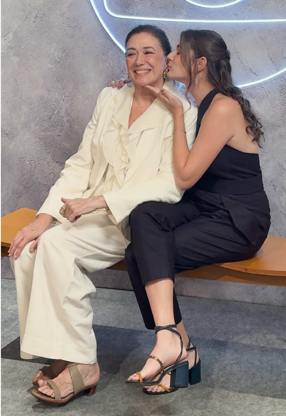 Lilia Cabral e sua filha, Giulia Figueredo, juntas na gravação de fim de ano da Globo! ❤️ #Famosos 