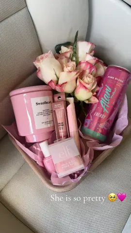 the most perfect gift 🥹🩷 @Bloom&Sip💐☕️💌 #flowerbouquets #beginnerflorist #florist #bloomgift #drinkcarrierarangments 