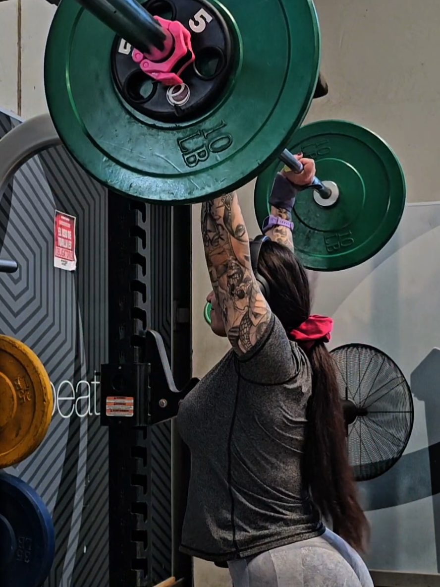 Hoy tocó push press 6x6 35kg press banca agarre cerrado 3x8 35kg #tiktok #motivation #gymrat 