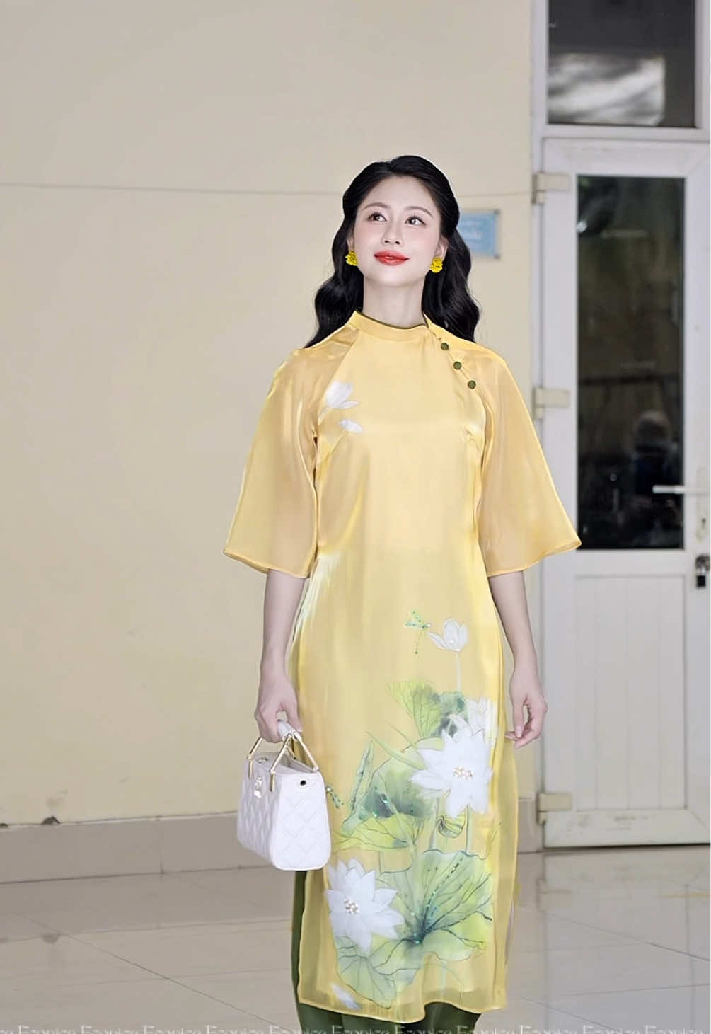 Sáng nay Hà Nội đã trở lạnh, nàng đã có cho mình một tà áo chụp hình mùa thu chưa? #thuhanoi #aodaitruyenthong #tet2026 #aodaitet 