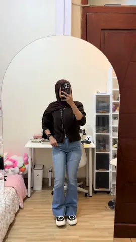 Baru nemu jeans cutbray yg bahanya melar cuttinganya pas bngt di badan😍