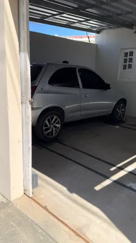 Quando a garagem é pequena, a criatividade tem que ser grande! Fiz um suporte com trilhos para empurrar o carro e aproveitar melhor o espaço — e deu super certo!  