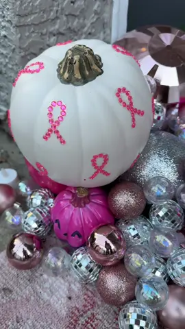 What’s missing?!? #halloween #halloweendecor #pinkhalloween 