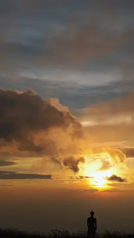 แสงอาทิตย์ตอนเย็นที่ มุลาอิ⛰️#มุลาอิ #ขุนเขาแห่งศรัทธา🇲🇲 #ไปกางเต็นท์กับอีออย 