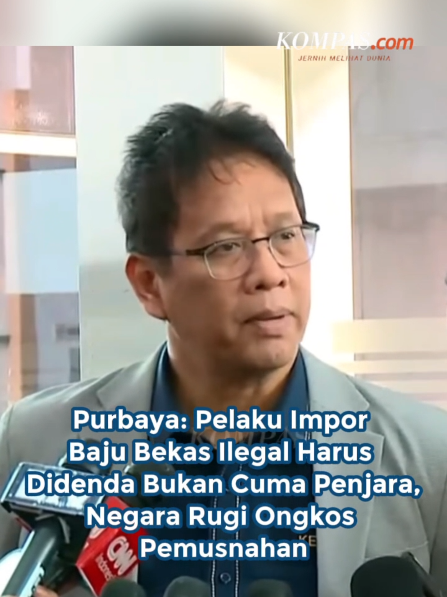 Menteri Keuangan (Menkeu) Purbaya Yudhi Sadewa memastikan bakal menindak tegas para pelaku impor bal pakaian bekas atau balpres. Ke depannya, pelaku impor ilegal ini tidak hanya dijatuhi hukuman penjara, tapi juga dikenakan denda. Menurut Purbaya, langkah ini merugikan negara, sebab selain mengganggu industri lokal dan berisiko kesehatan, negara juga harus mengeluarkan biaya untuk pemusnahan barang. Maka dari itu, Purbaya akan membuat aturan baru yang membuat para pelaku impor balpres turut dikenai denda. Ia mengaku sudah mengantongi identitas para pemain impor pakaian bekas ini dan akan segera menindaknya. Penulis: Yohana Artha Uly, Aprillia Ika  Kreatif: Safira Nurulita Produser: Elizabeth Ayudya ratna Rininta ` #ImporBajuBekas #Purbaya #BeaCukai #Jakarta ##cut