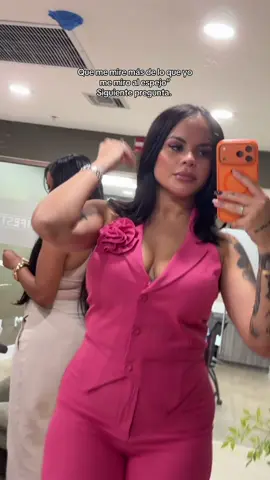 Creo que lo del espejo nos pasa a casi todas las chicas, o no? 🥹 Confirmen.!!! 😂🩷🩷 #girlsthings #selflove #officeoutfit 