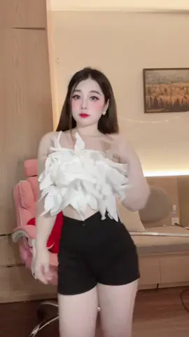 Hôm nay trời nhẹ lên cao, em thấy lòng mình cũng muốn thương ai đó. ☁️#xuhuong #xuhuong 