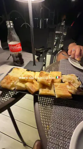 a little asmr for you #rome #italy #foccacia 