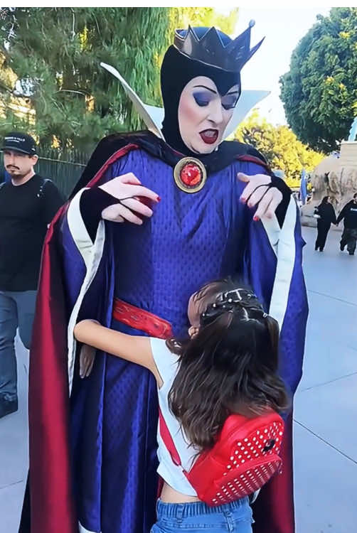 Disneyland funny moments 😂😂#fun #fyp #funnyvideo #happy #prank #foryou #Funny #disney #usa #funnytiktok #omg #disneyland 