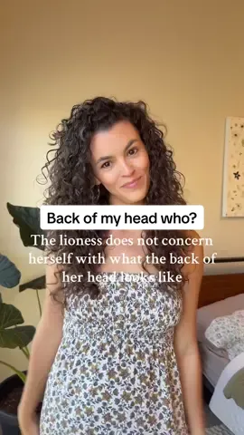 Confidence means not stressing about the back view 💅💁‍♀️ #CurlyHairHumor #CurlyHairDontCare #NaturalHairJourney #CurlsForTheGirls #CurlyCommunity 