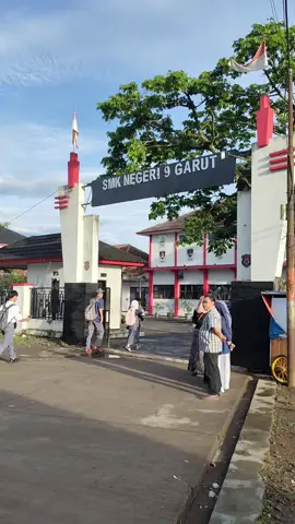 Kegiatan menyambut siswa di hari Kamis di SMKN 9 Garut dengan views yang seindah ini #SAGAR #fyp #masasekolah #view #Guru 