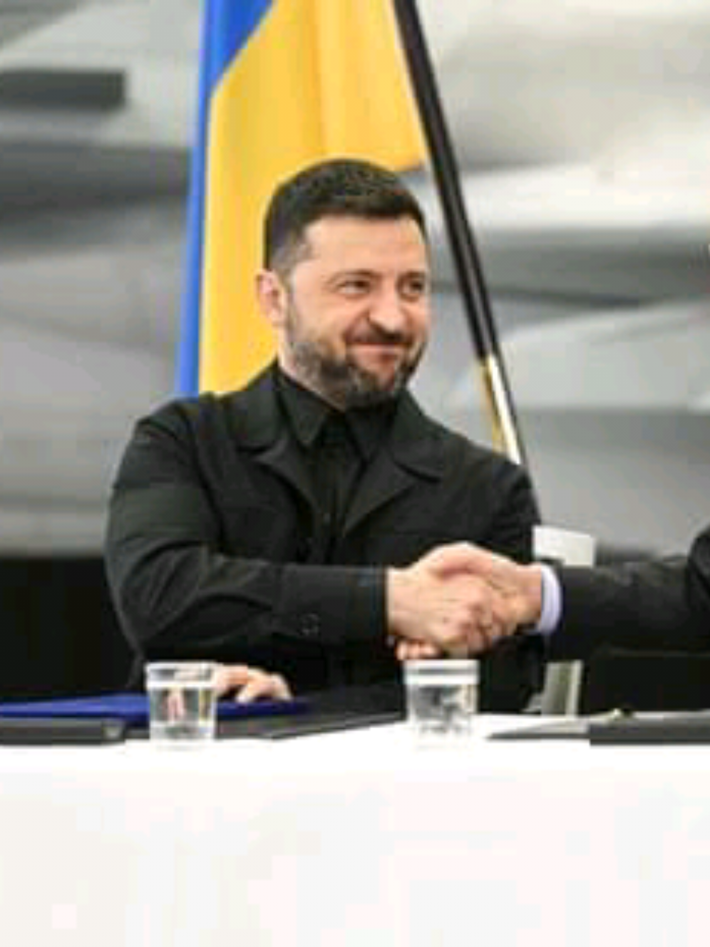 Trump’s call to freeze Ukraine conflict at current frontlines is ‘good compromise’, says Zelenskyy – as it happened Ukrainian president’s comments come amid suspension of planned US-Russian summit and fresh attacks on Kyiv and Kharkiv #creatorsearchinsight #breakingnews #fypviral #Trump’s call #Ukraine 