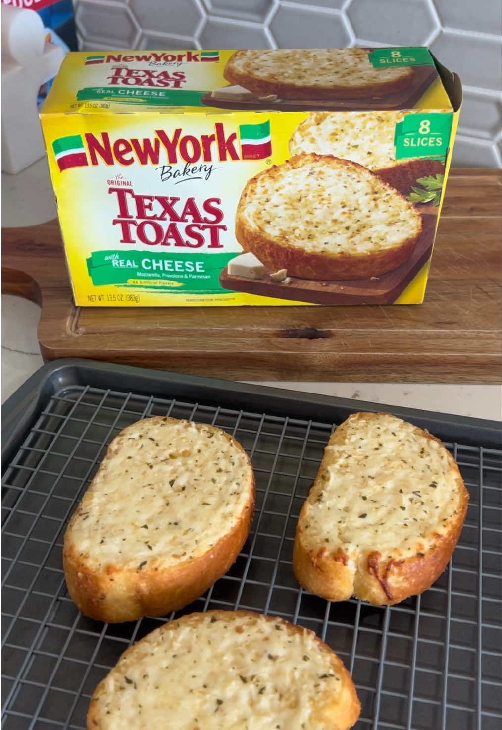 @New York Bakery is my favorite Texas toast ! The perfect side to complete any dinner 🫶🏽🍝🍴Fast & easy ! #ugccreator #ugccontentcreator #sahmlife #sandiegocontentcreator 