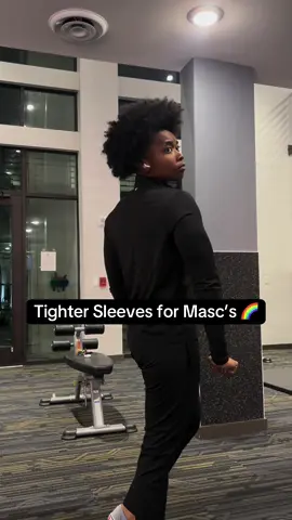 It’s starting to get cold outside 🍁 make sure you looking right in them long sleeves 👀. The key to bigger looking arm is to focus on them triceps 👏🏾 .. .. If you’re ready to start seeing a difference in your arm size in as little as 6 weeks, hit that link in my bio to join my 6 Week Strength and Size Builder Program to get your program today ! Let’s work 😈 .. .. .. .. .. .. .. #studsoftiktok #mascwomen #tricepsworkout #longsleeveshirt  ..