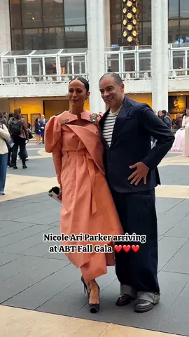 Nicole looks amazing in this Victor De Souza dress 😍🎀 #nicoleariparker #victordesouza #andjustlikethat #americanballettheater #celebrity      