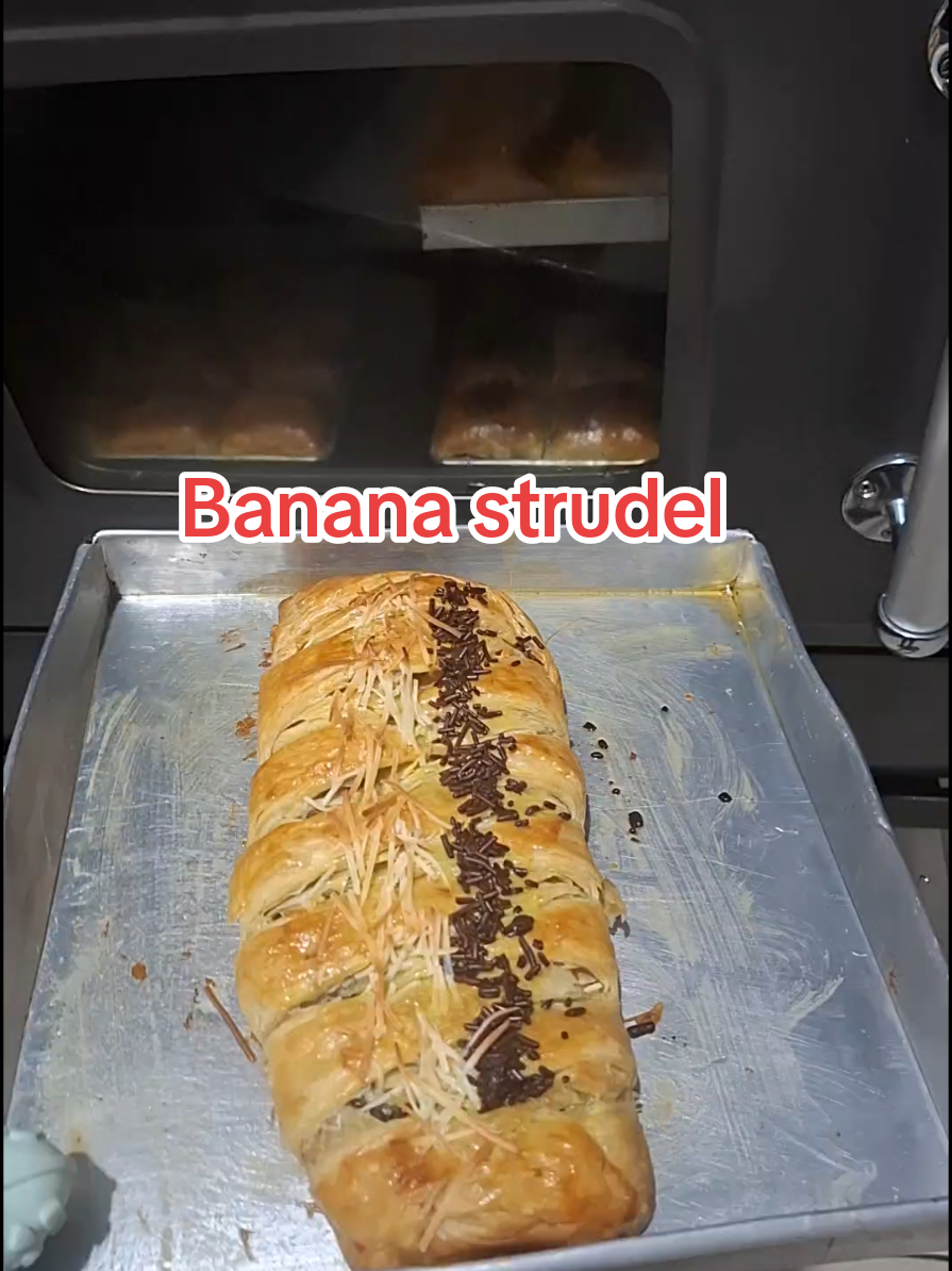 banana strudel....#bolenpisang #kulinertangerang #bolencoklat #ontheroad 