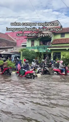 wes kadung sumpekk #banjir #genuk #semarang #infokejadiangenuk #fypシ゚ 