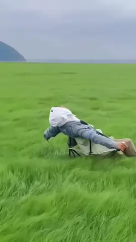 Cuộc đời chỉ là một chuyến ghé qua ngắn ngủi, nghĩ đến một ngày chẳng còn ta trong thế giới của nhau, bỗng thấy mọi nỗi buồn cũng trở nên hiền lành. Thôi thì, cứ sống nhẹ như gió để niềm vui có thể ghé lại thêm một lần.#khungcảnhchữalành #phongcanhtrangian #xh #xuhuongtiktok 