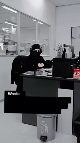 Seringkali terdengar kalimat pokok nya pakai sunscreen itu penting banget di saat diri terlupa pakai sunscreen seolah olah kita telah melakukan kesalahan yang fatal saudari saudari ku jangan sampai kita takut kulit wajah kita terbakar mathari namun kita tidak perduli sama sekali dengan ancaman api neraka karena tidak menutup aurat dengan pakaian  syar'i😭😭😭😭☝️🖤🤍🩶