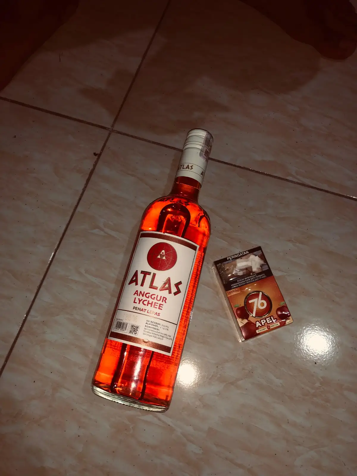 250gr tepung terigu 350ml air 1sdm tepung tapioka 2sdm gula pasir ½sdt baking powder ½sdt garam 1sdt vanilla 1 butir telur 1sdt baking soda Mentega secukupnya Gula pasir, sebagai taburan Bahan untuk topping: 100gr meses coklat 100ml Frisian Flag Susu Kental Manis Full Cream GOLD  Cara bikin martabak manis teflon: Campur tepung terigu, tapioka, baking powder, garam, gula, dan air aduk rata Diamkan adonan selama 1 jam Tambahkan telur dan baking soda aduk rata Oles sedikit mentega pada wajan, jika sudah panas tuang adonan martabak, saat setengah matang tuang gula ke atasnya Oles mentega secukupnya Tambahkan topping coklat meses Tambahkan Frisian Flag Susu Kental Manis Full Cream GOLD yang NIKMAT!