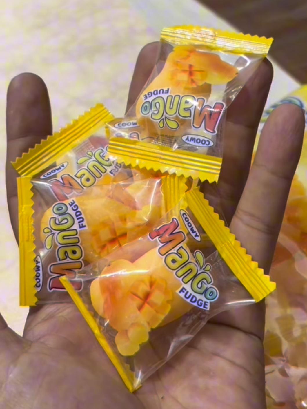 memang sedap makan gummy ni!! dah lah murah banyak pula tuu  #coowy #gummy #mango #gummies #500g #halal 
