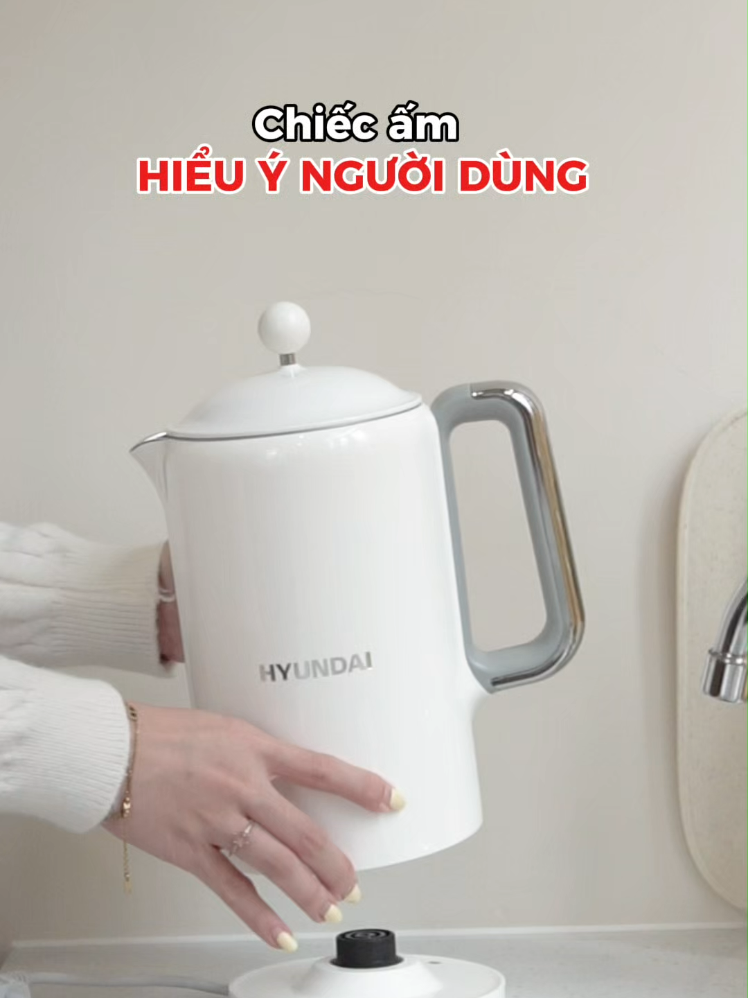Mình gọi đây là chiếc ấm “hiểu ý” nhất mà mình từng dùng - ẤM ĐUN NƯỚC SIÊU TỐC HYUNDAI EK01. Bởi chỉ cần một chạm nhẹ trên màn hình cảm ứng ngay tay cầm, là mình đã có thể chọn chính xác mức nhiệt mong muốn – 45°C để pha sữa, 75°C pha trà hay 100°C để nấu ăn, tất cả đều nhanh và êm. Chiếc ấm này như “hiểu” thói quen mỗi ngày của mình – sáng cần nước ấm uống thanh lọc, trưa pha cà phê tỉnh táo, tối hâm lại nước cho ấm bụng trước khi ngủ. Nắp tháo rời cùng gioăng silicon chống rò rỉ giúp thao tác thêm nước, rửa ấm đều nhẹ nhàng và sạch sẽ #diengiadung #homeappliances #hyundai #electronics #muataitiktokshop #kettle #amdunsieutoc #amdunnuoc