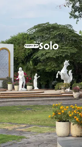Ternyata banyak yang belum tahu kalo Solo punya spot hidden gem buat afternoon tea yang tempatnya adem dan aesthetic. Uniknya tempat ini punya banyak varian teh asli nusantara yang bisa dicoba. Nah dideket tempat ini terdapat rekomendasi penginapan yang harganya mulai 100rb-an aja. Save dulu ya buat liburan ke Solo nanti✨ #solobium #wisatasolo #RedTravelers #BukaSemuaPintu #RedDoorz 