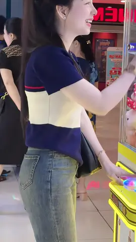 Áo len cổ bẻ phối kẻ sọc thêu 