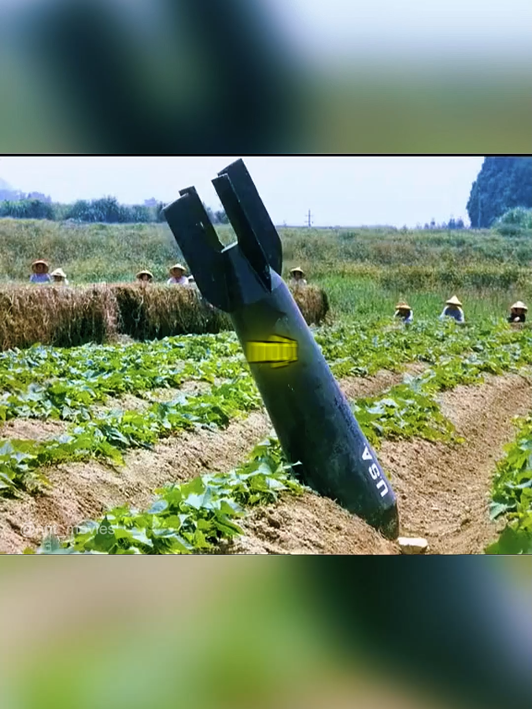 Khi quả tên lửa rơi xuống giữa cánh đồng p1 #reviewphim #nnt_movies #phimhaymoi