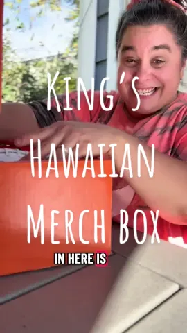 I’m still in shock that this actually happened. Kings Hawaiian sent me a full merch box, and it feels so surreal to open something from a brand I’ve loved for so long. I wouldn’t be here without all of you who have supported, followed, liked, and shared my content along the way. Every bit of encouragement has helped me grow, and I’m so thankful for this amazing community that made this moment possible. Thank you to Kings Hawaiian for the generous gift and for making my week so much sweeter. Their slider buns have always been a favorite in my kitchen, and now I need your help…. what should I make first? Pulled pork sliders, breakfast sandwiches, or maybe something sweet?  I can’t wait to create something delicious and share it with you all. Thank you again for being part of this journey. #emmalinebee #KingsHawaiian #Unboxing #FoodCreativity #CommunityLove @KING’S HAWAIIAN  