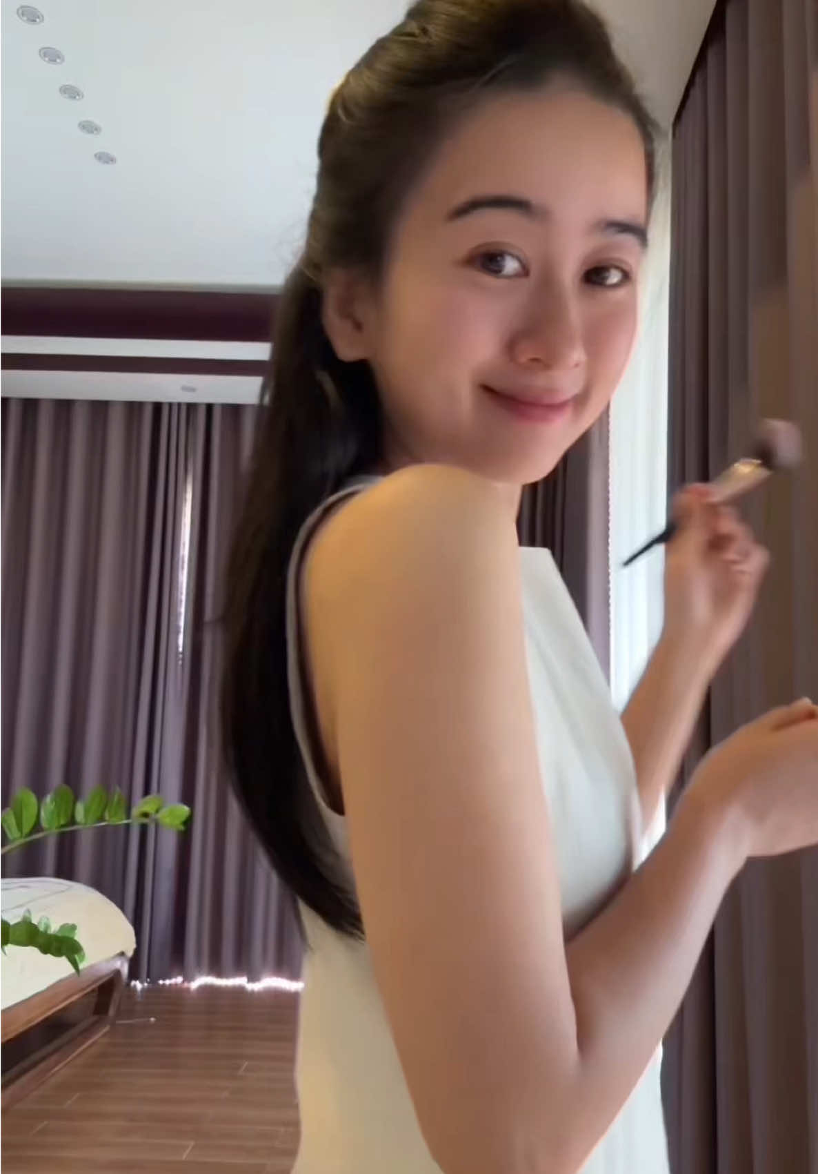 “Công việc: giáo viên 👩‍🏫. Outfit hôm nay: vibe thư kí 👩🏻‍💻🌸”