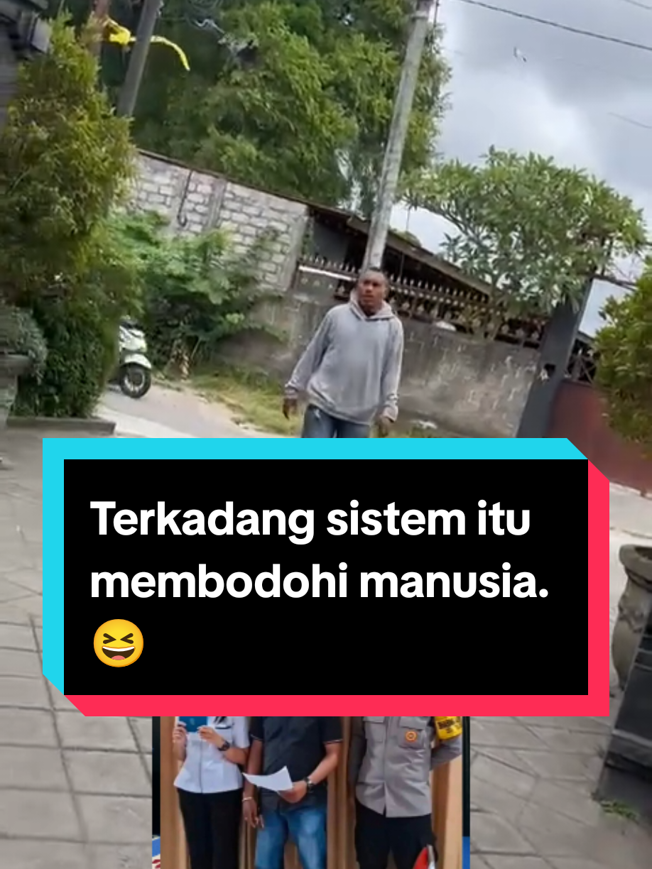 terkadang sistem itu error,  jadi abang ini sejati nya sedang menjalankan pekerjaan sebagai depkolektor artinya dia hanya menyesuaikan setiap data konsumen sesuai dengan sistem yang dikeluarkan oleh prusahaan.  dan di video ini sangat jelas kalau dia mengatakan bahwa dia hanya ingin mencocokkan, dan jawaban dari ibu ini juga masuk akal mengingat saat sekarang begitu banyaknya pemalsuan dokumen.  dan keduanya pun sudah sepakat untuk cocok kan no rangka motor dikantor yang berujung klarifikasi.  #infodenpasar #denpasar #depkolektor #bali #denpasarbali 